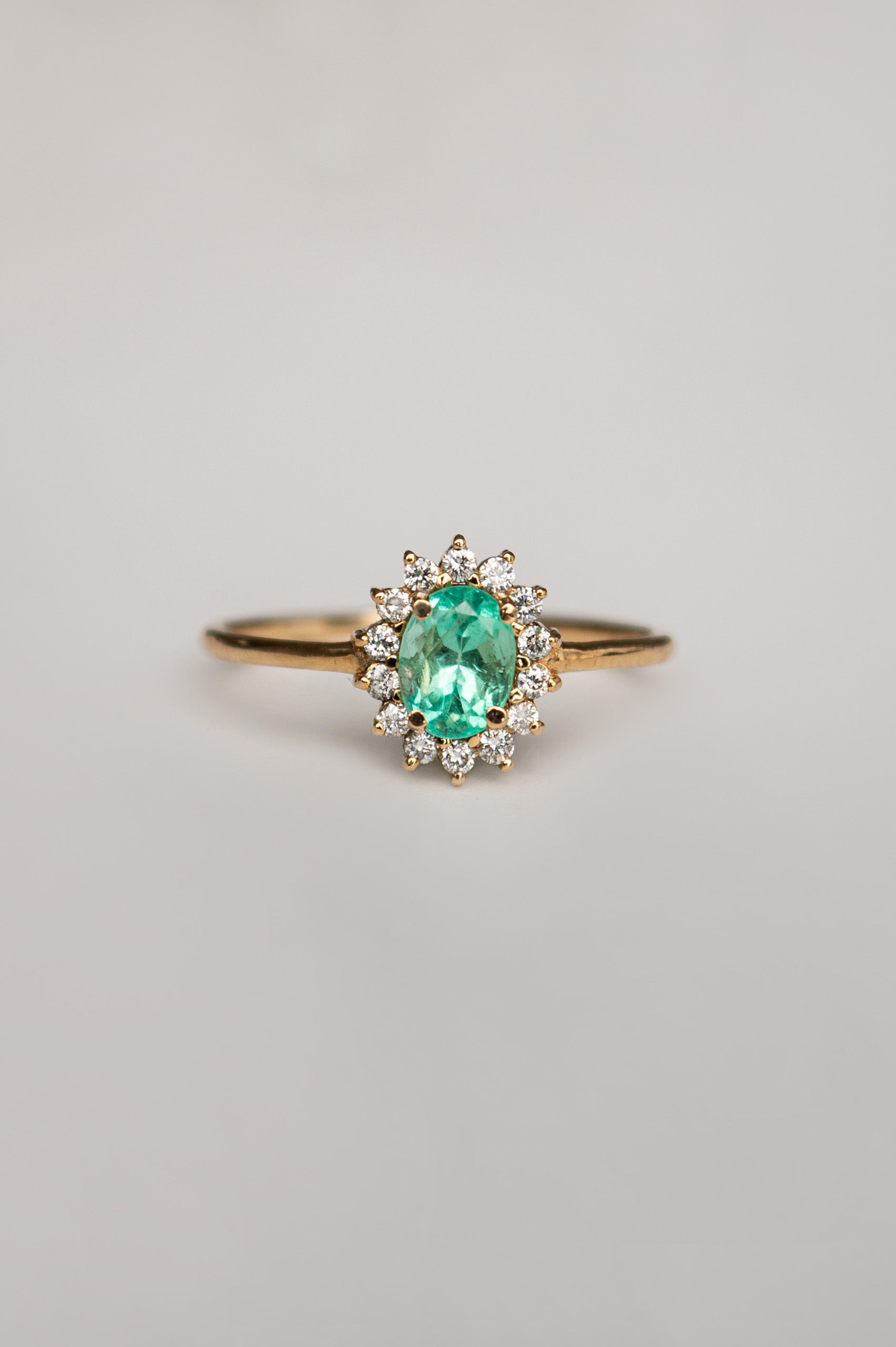 ANILLO ESMERALDA OVAL CON HALO BRILLANTE