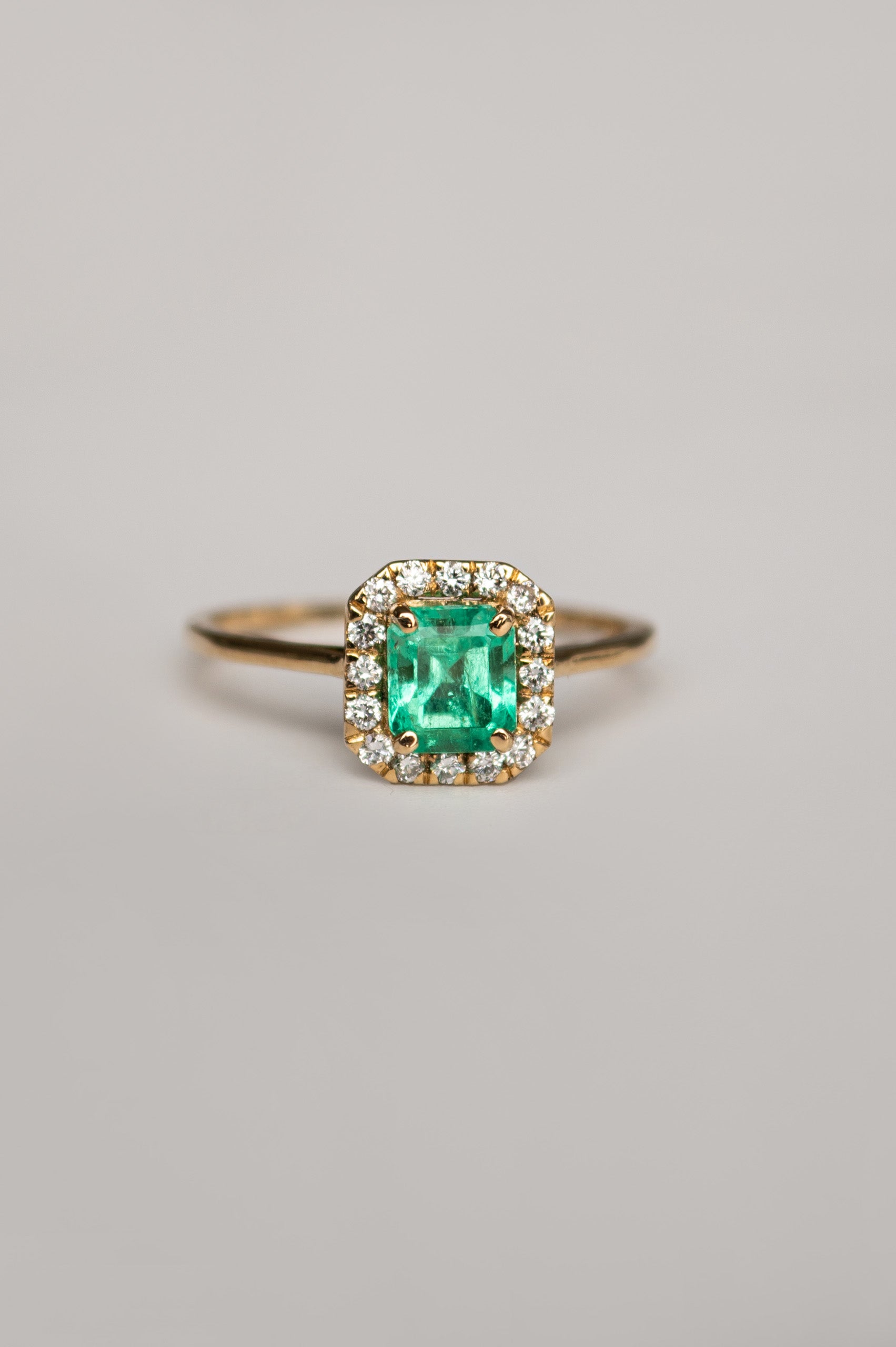 ANILLO ESMERALDA CUADRADO CON HALO BRILLANTE
