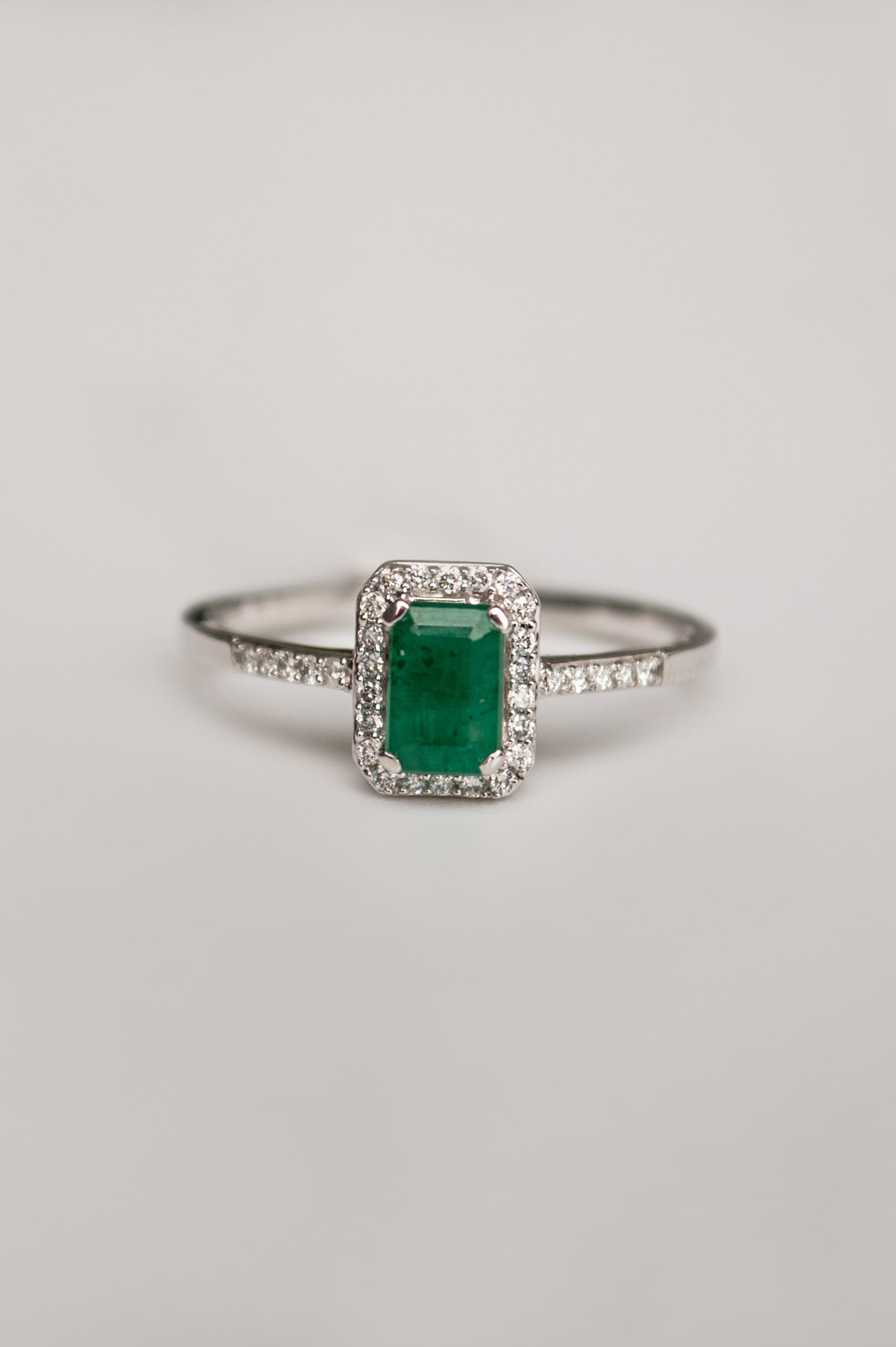 ANILLO ESMERALDA EN ORO BLANCO CON HALO BRILLANTE
