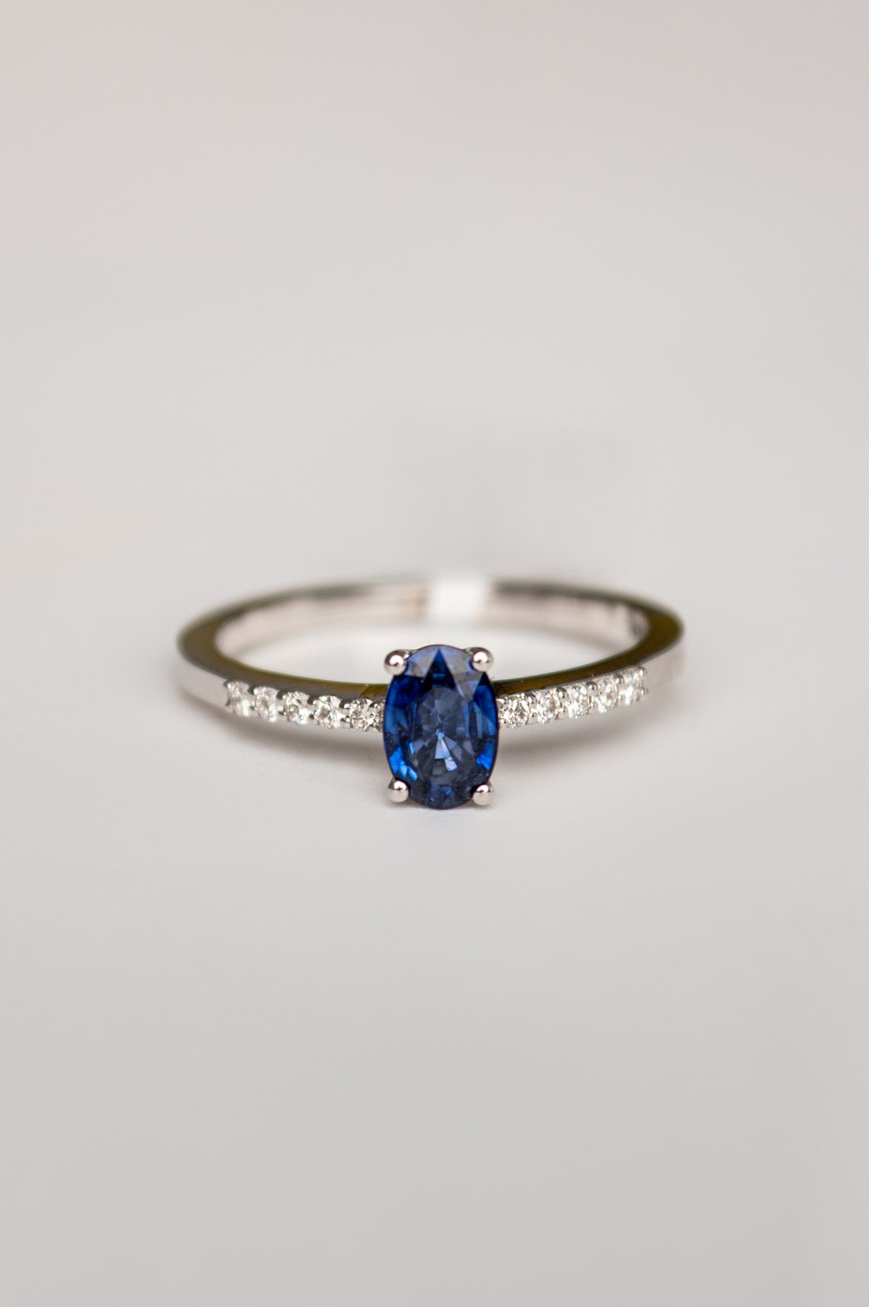 ANILLO ZAFIRO OVAL EN ORO BLANCO