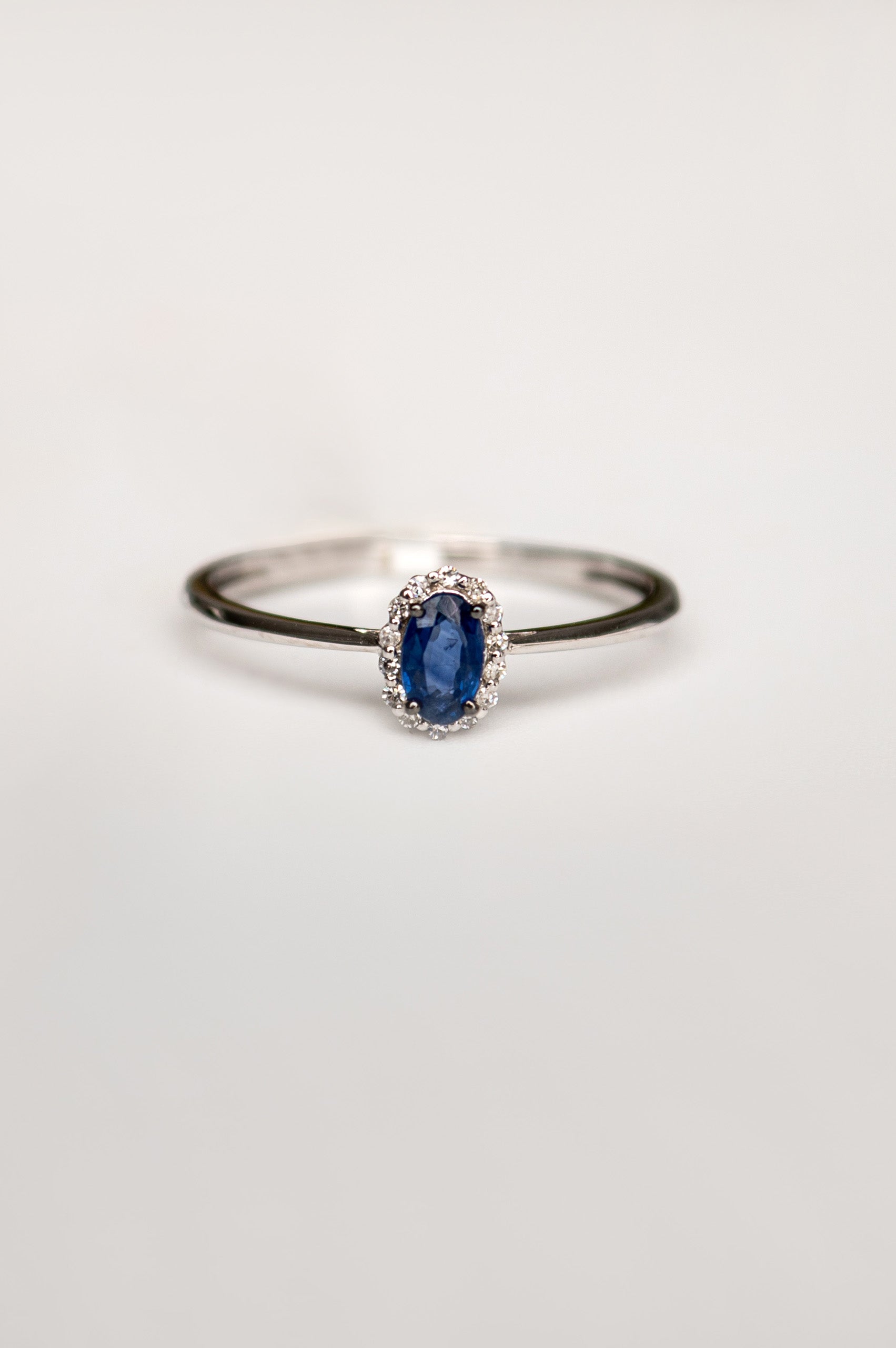 ANILLO ZAFIRO CON HALO BRILLANTE EN ORO BLANCO