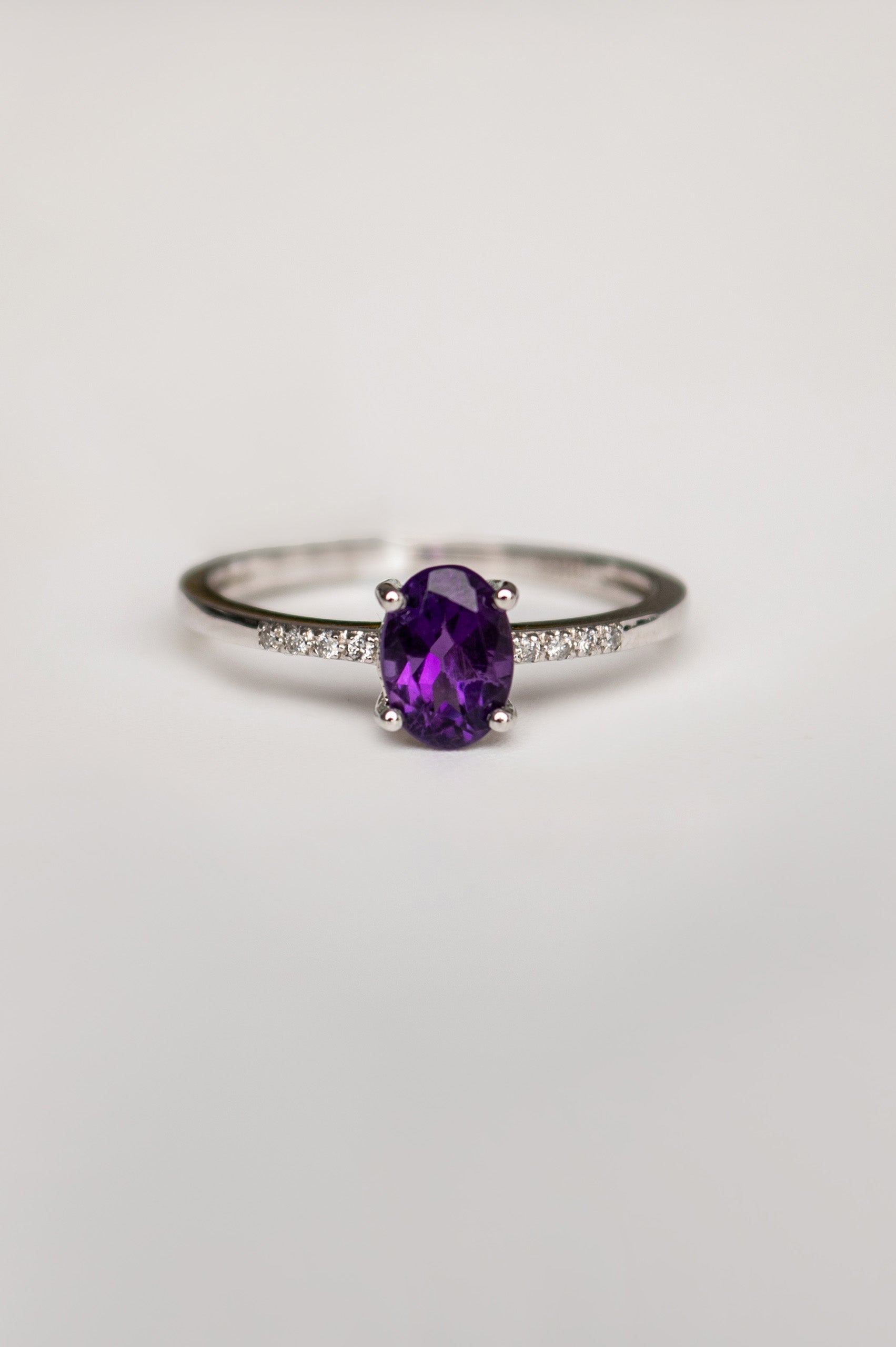 ANILLO AMATISTA OVAL EN ORO BLANCO