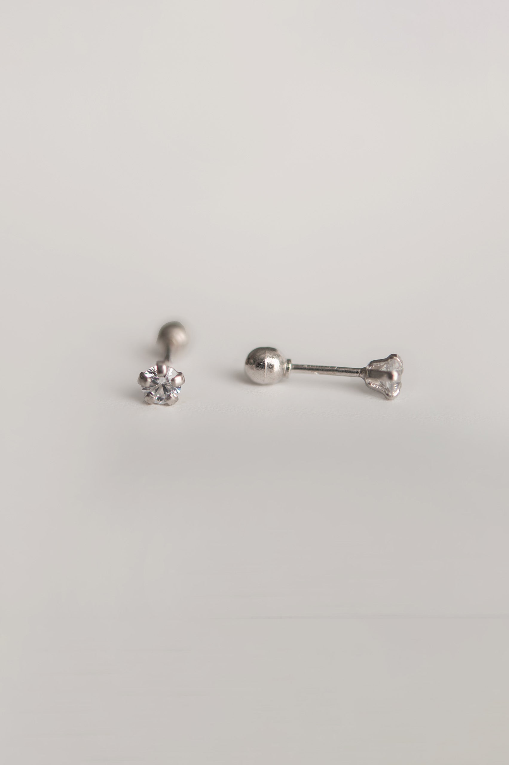 BROQUELES REDONDOS DE ORO BLANCO 14K | 2 Tamaños