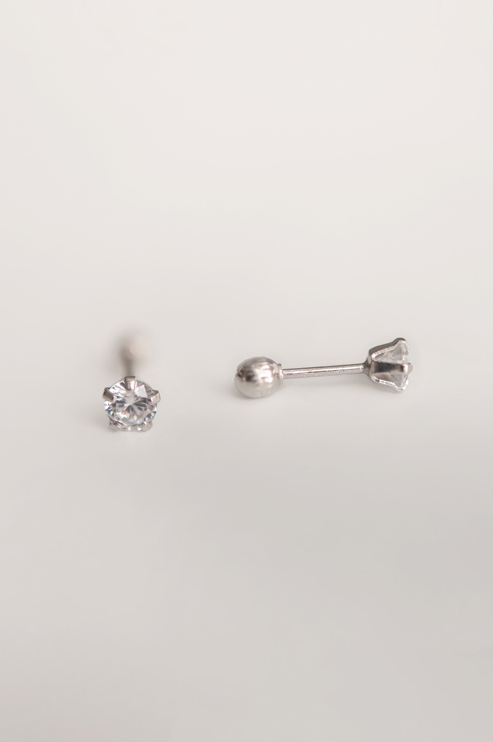 BROQUELES REDONDOS DE ORO BLANCO 14K | 2 Tamaños