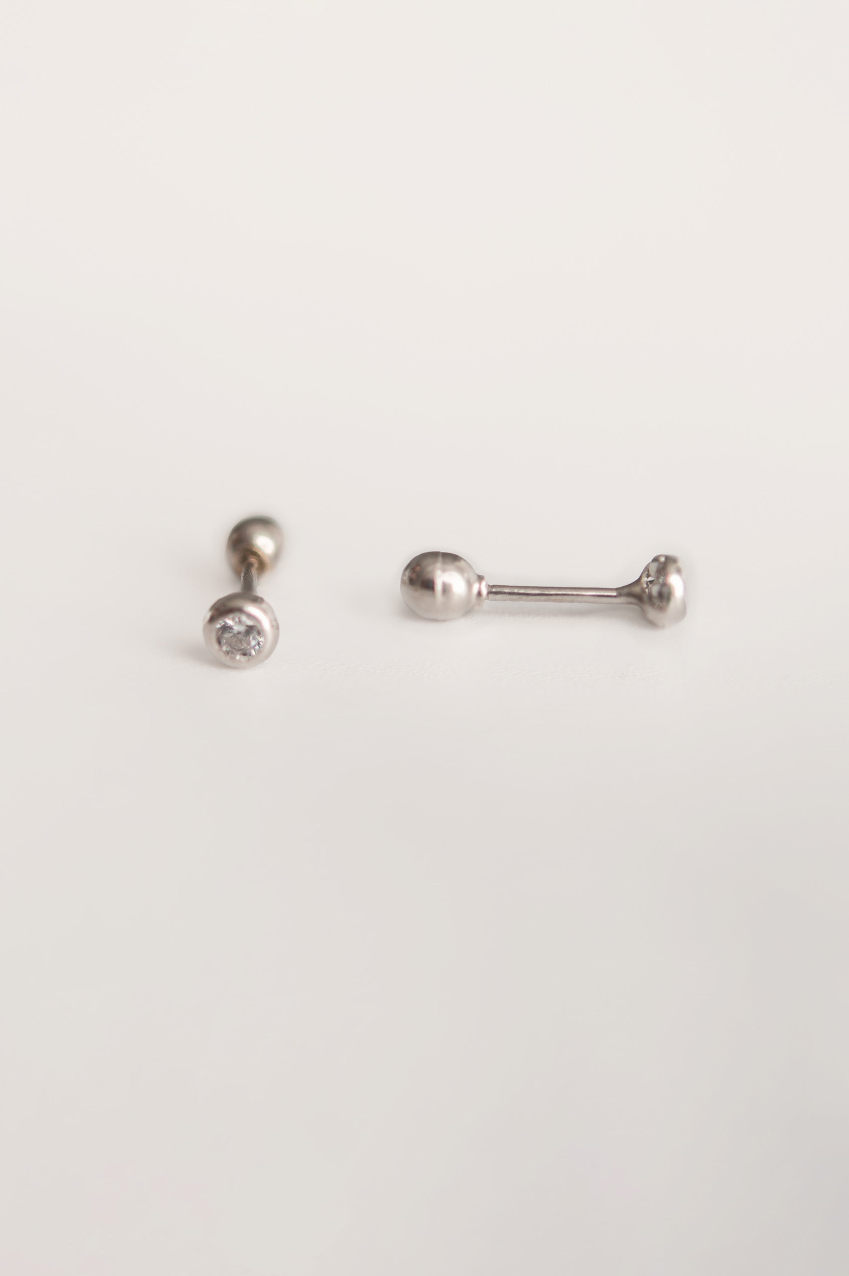 BROQUELES REDONDOS CON BICEL DE 14K | 3 Tamaños
