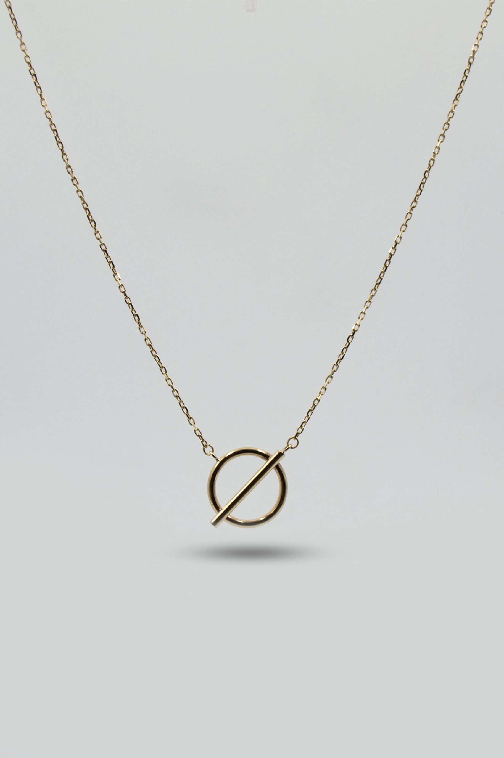 COLLAR CIRCULO LÍNEA CRUZADO