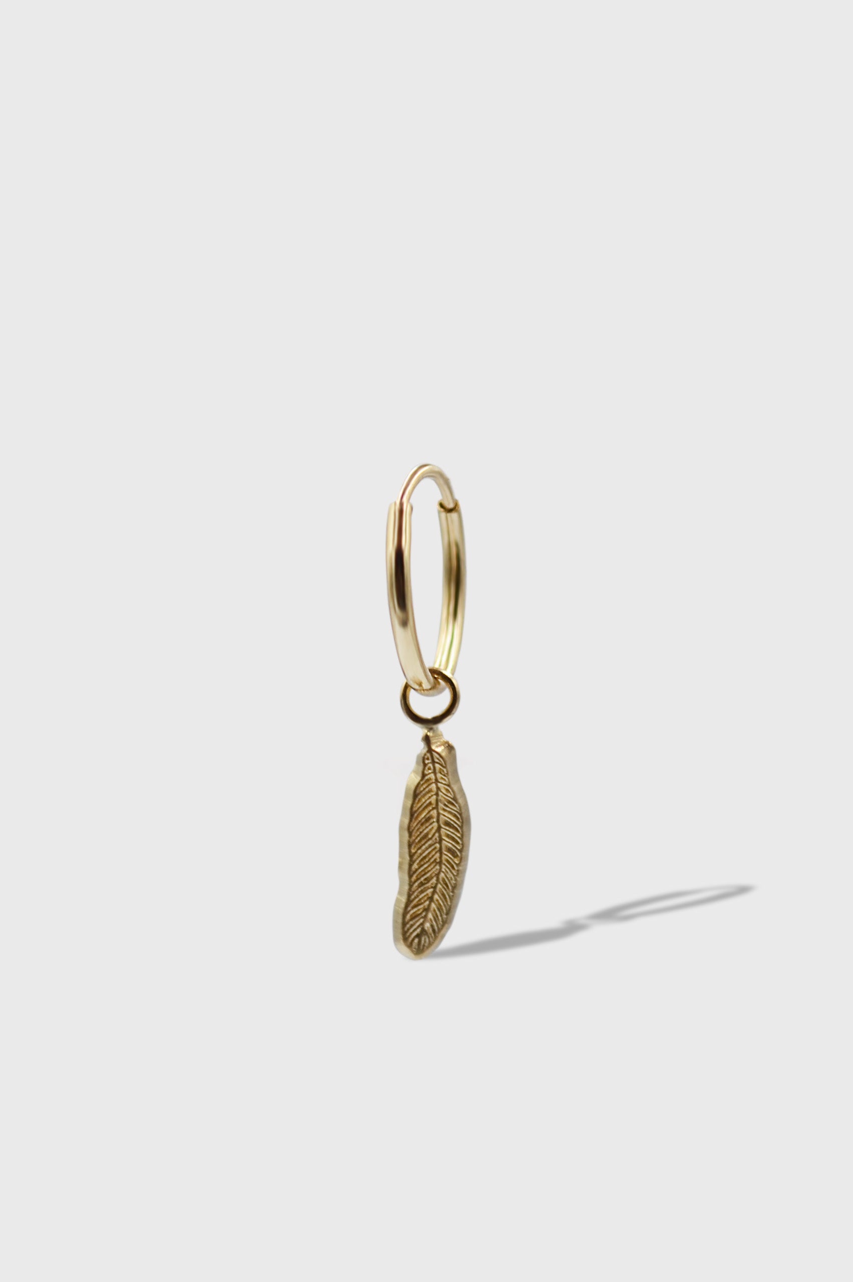 ARRACADA CON DIJE DE PLUMA