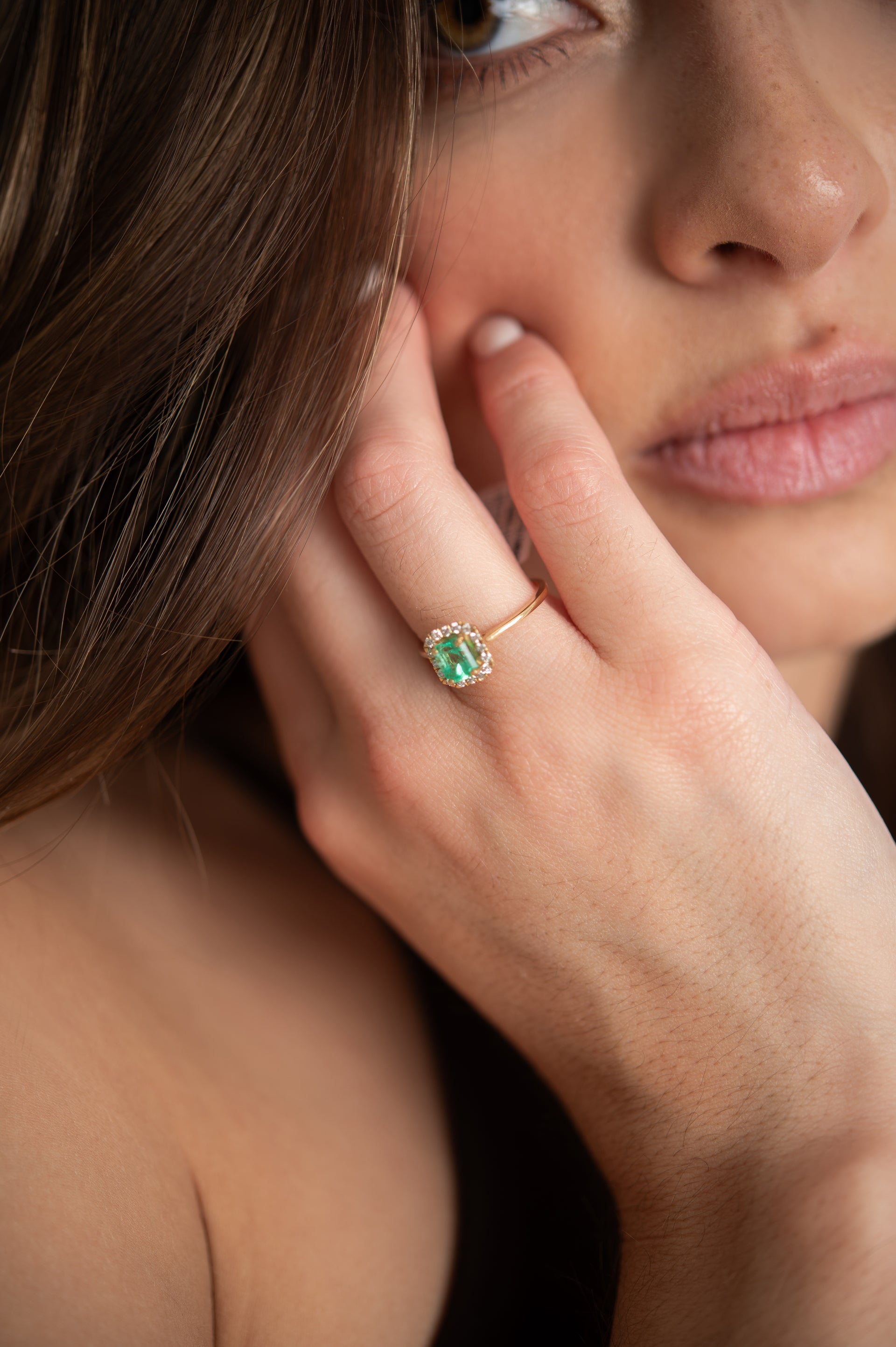 ANILLO ESMERALDA CUADRADO CON HALO BRILLANTE