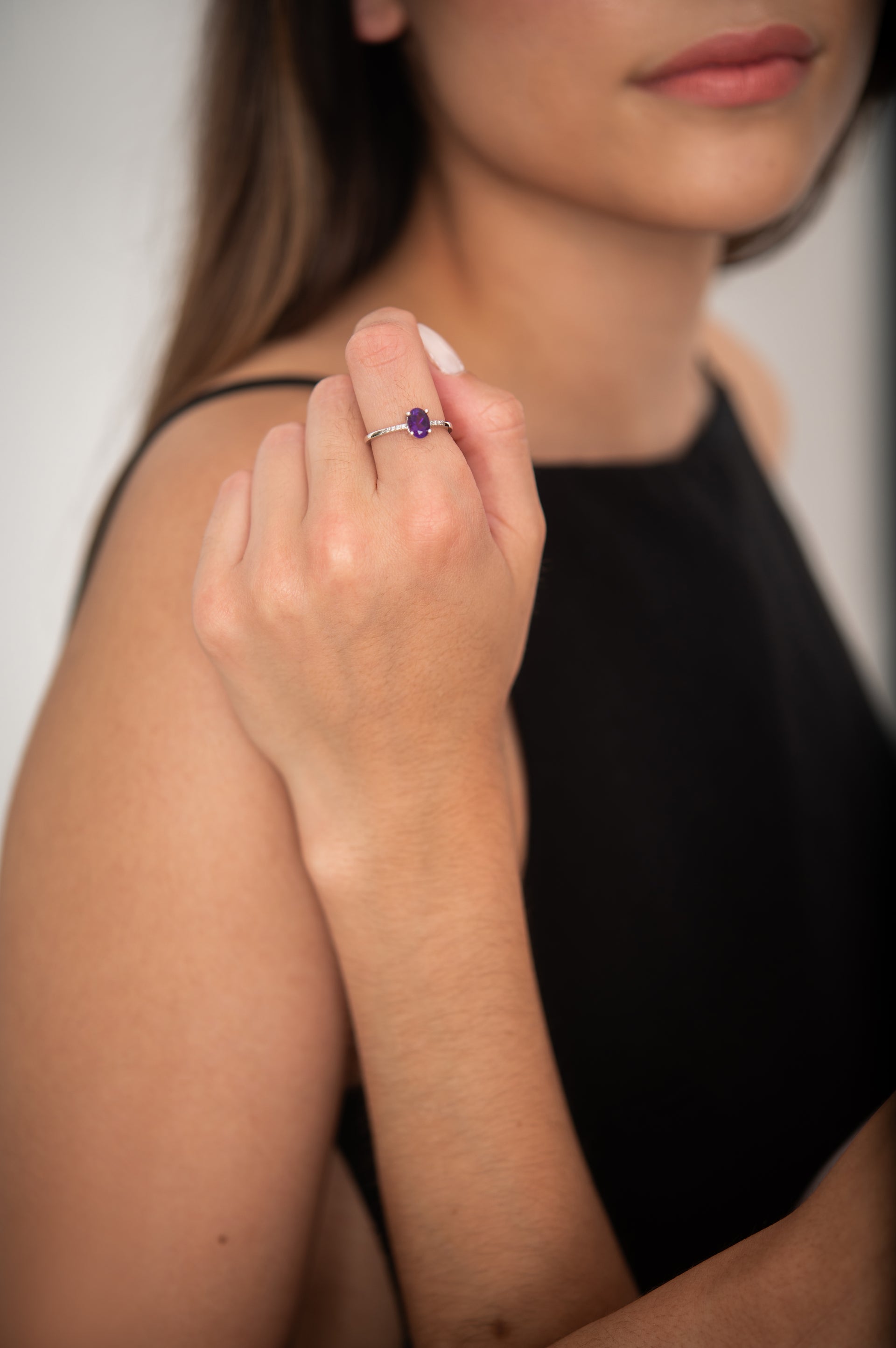 ANILLO AMATISTA OVAL EN ORO BLANCO