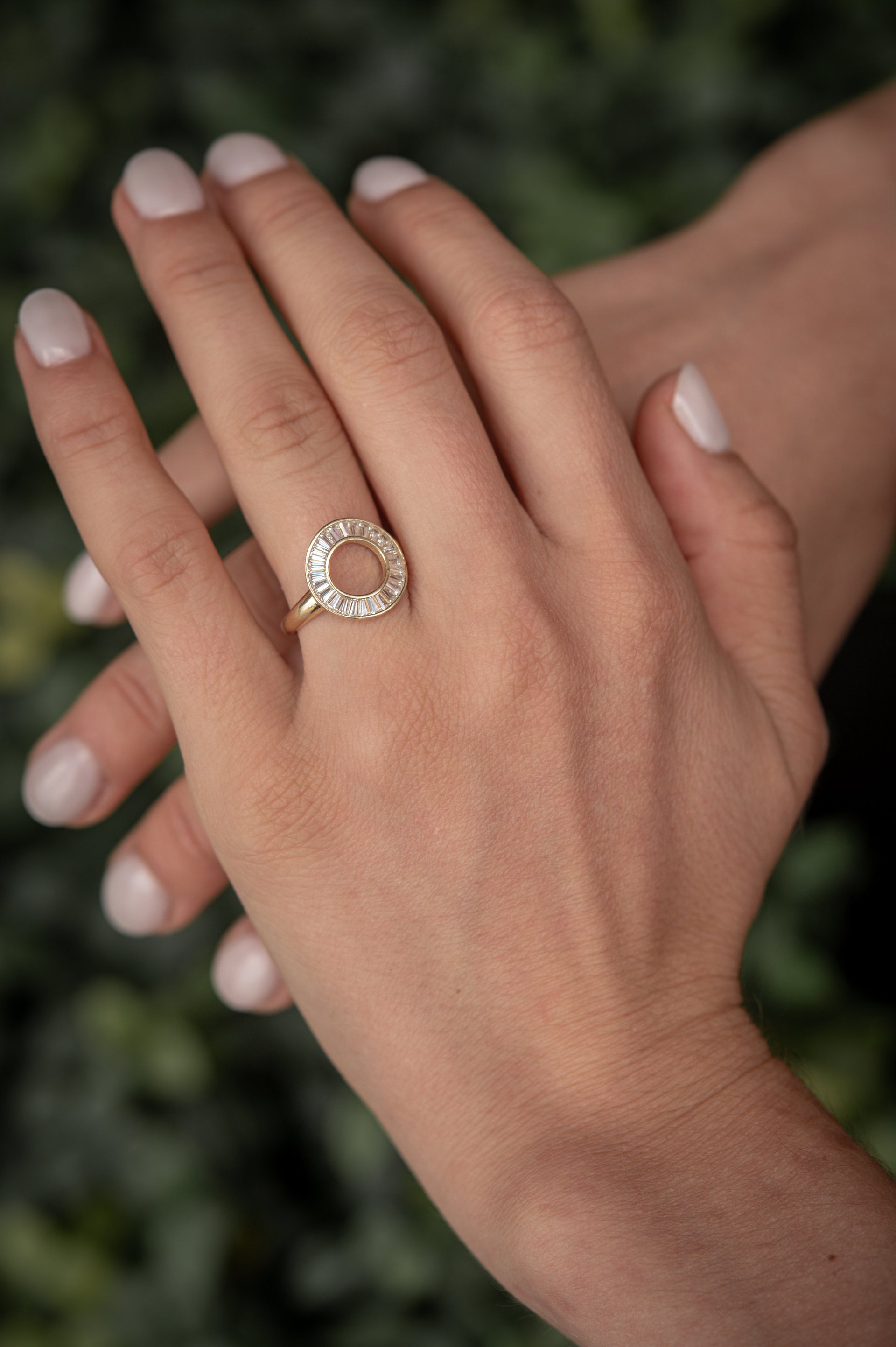 ANILLO CÍRCULO DE PIEDRAS GRANDES