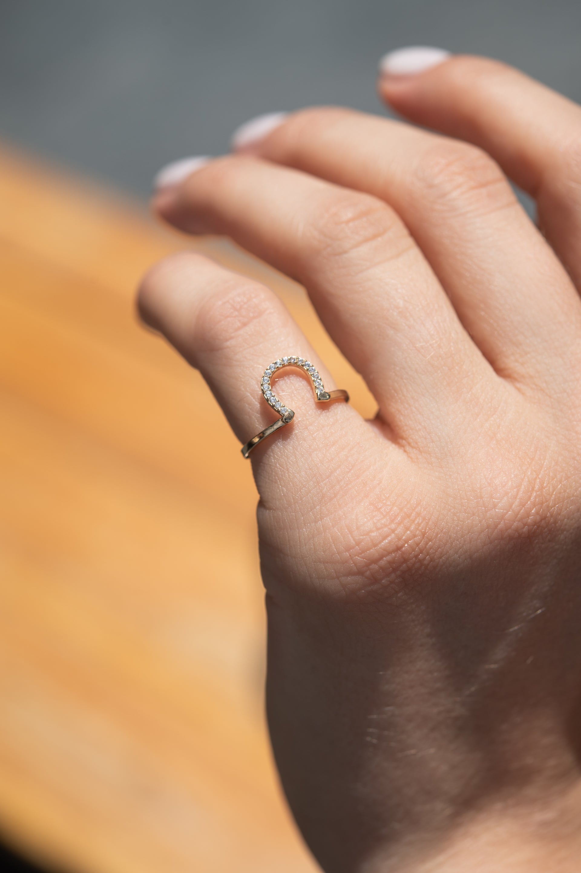 ANILLO HERRADURA DE PIEDRAS