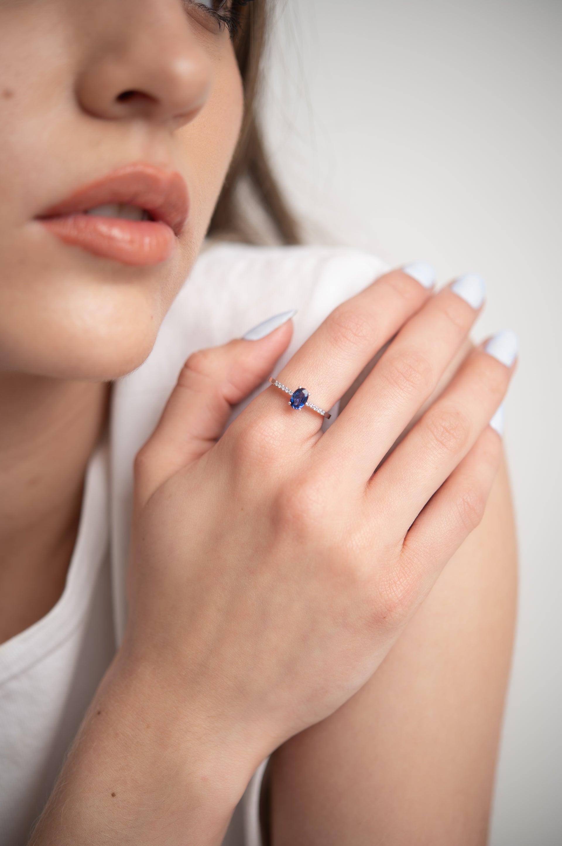 ANILLO ZAFIRO OVAL EN ORO BLANCO