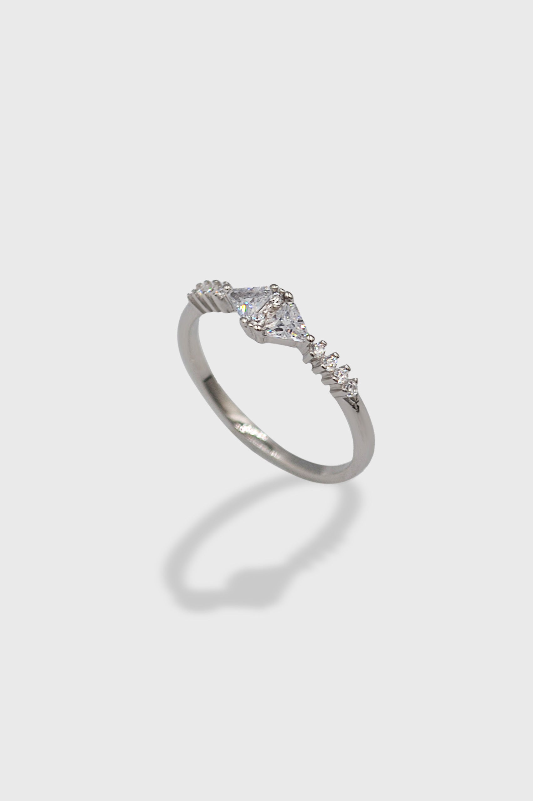 ANILLO PIEDRAS TRIANGULARES Y REDONDAS