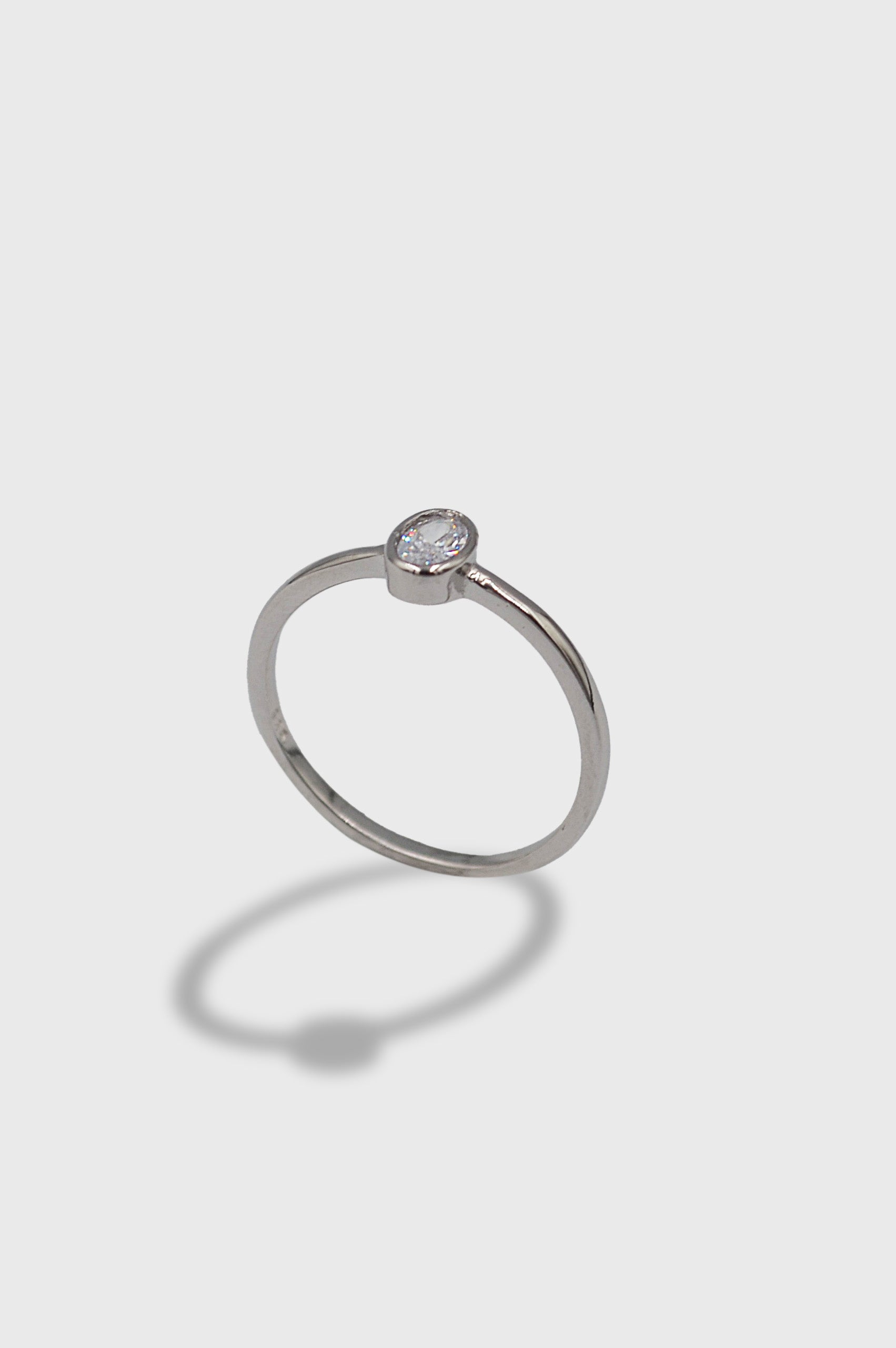 ANILLO LISO PIEDRA OVALADA