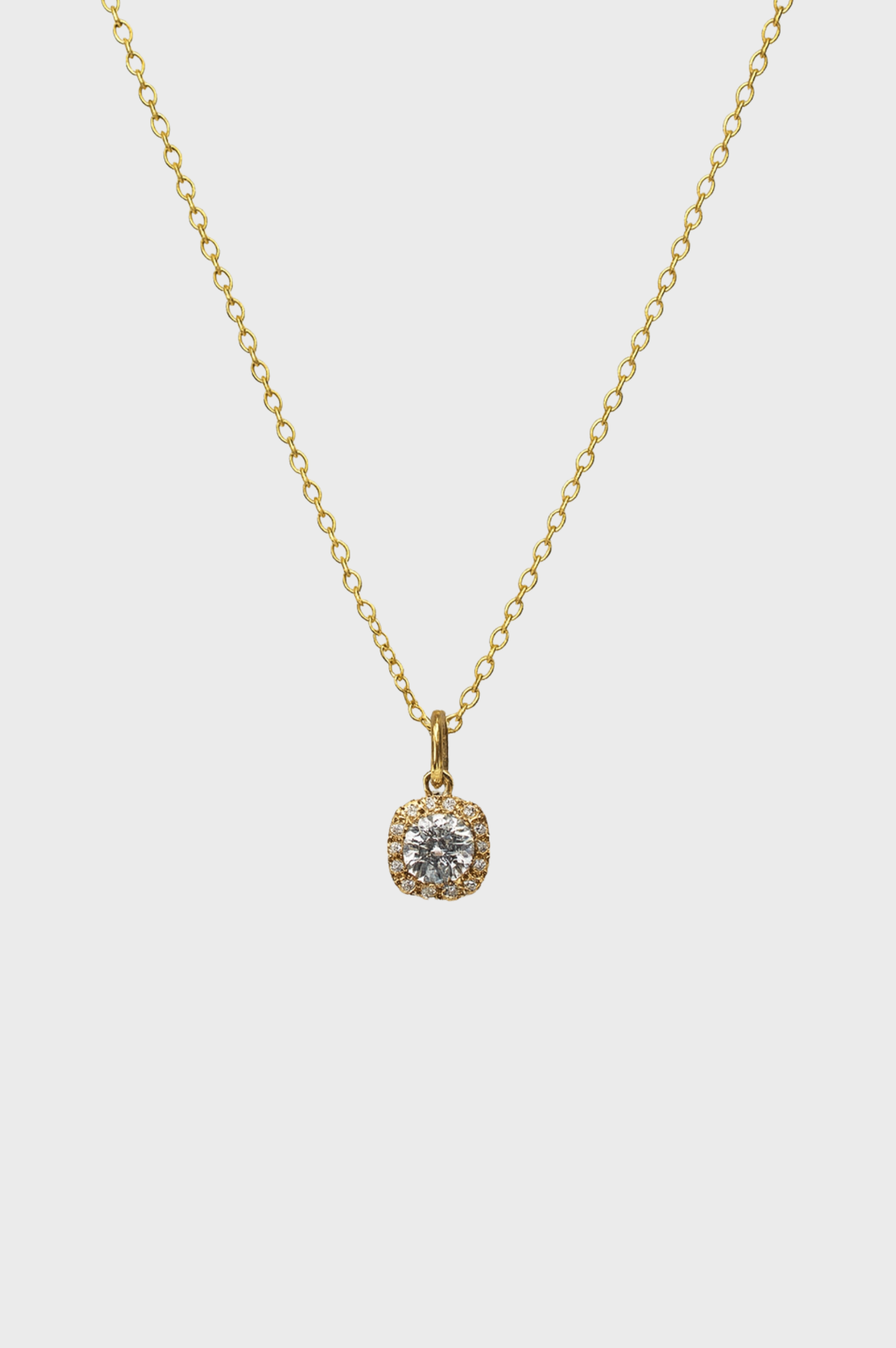 COLLAR CON HALO CUADRADO BRILLANTE