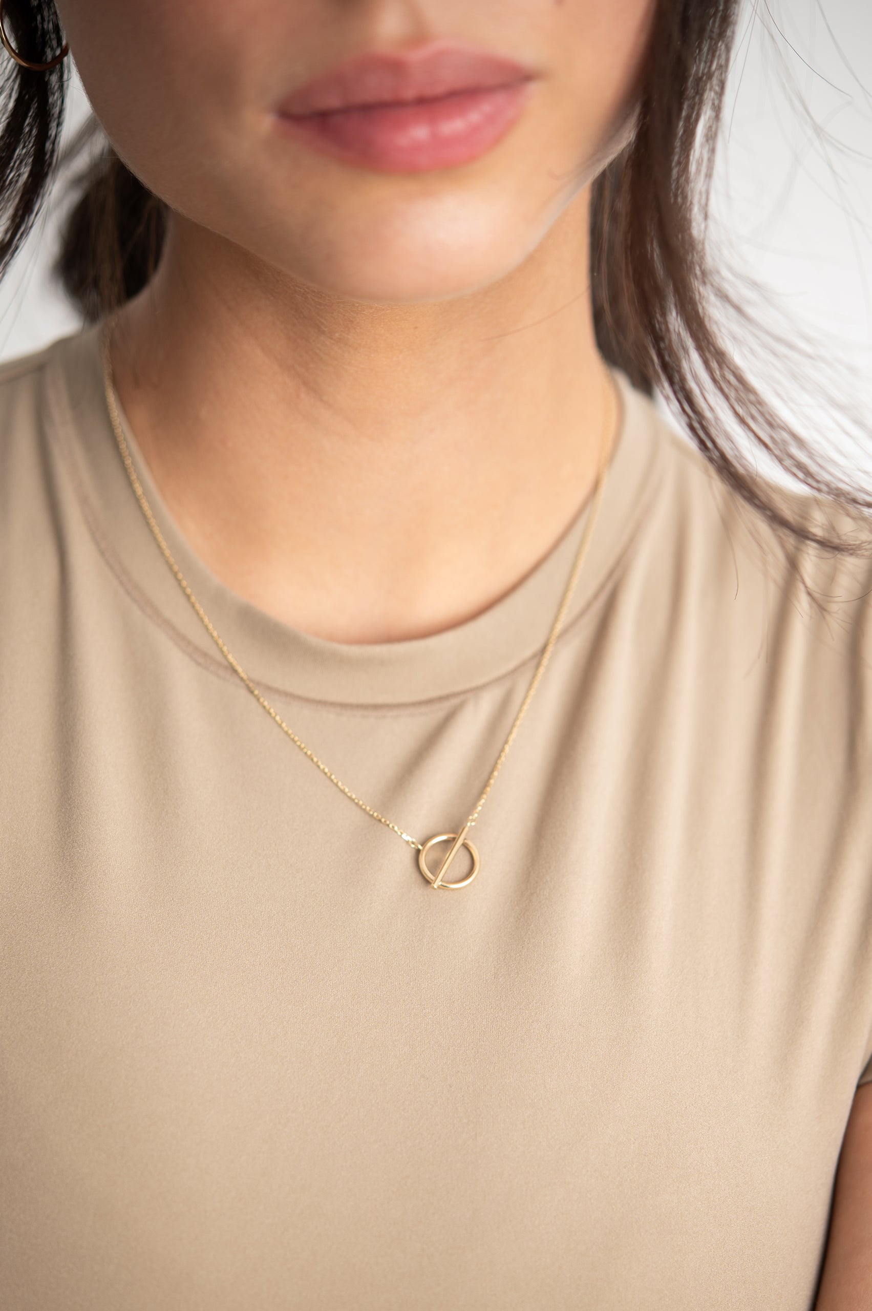 COLLAR CIRCULO LÍNEA CRUZADO