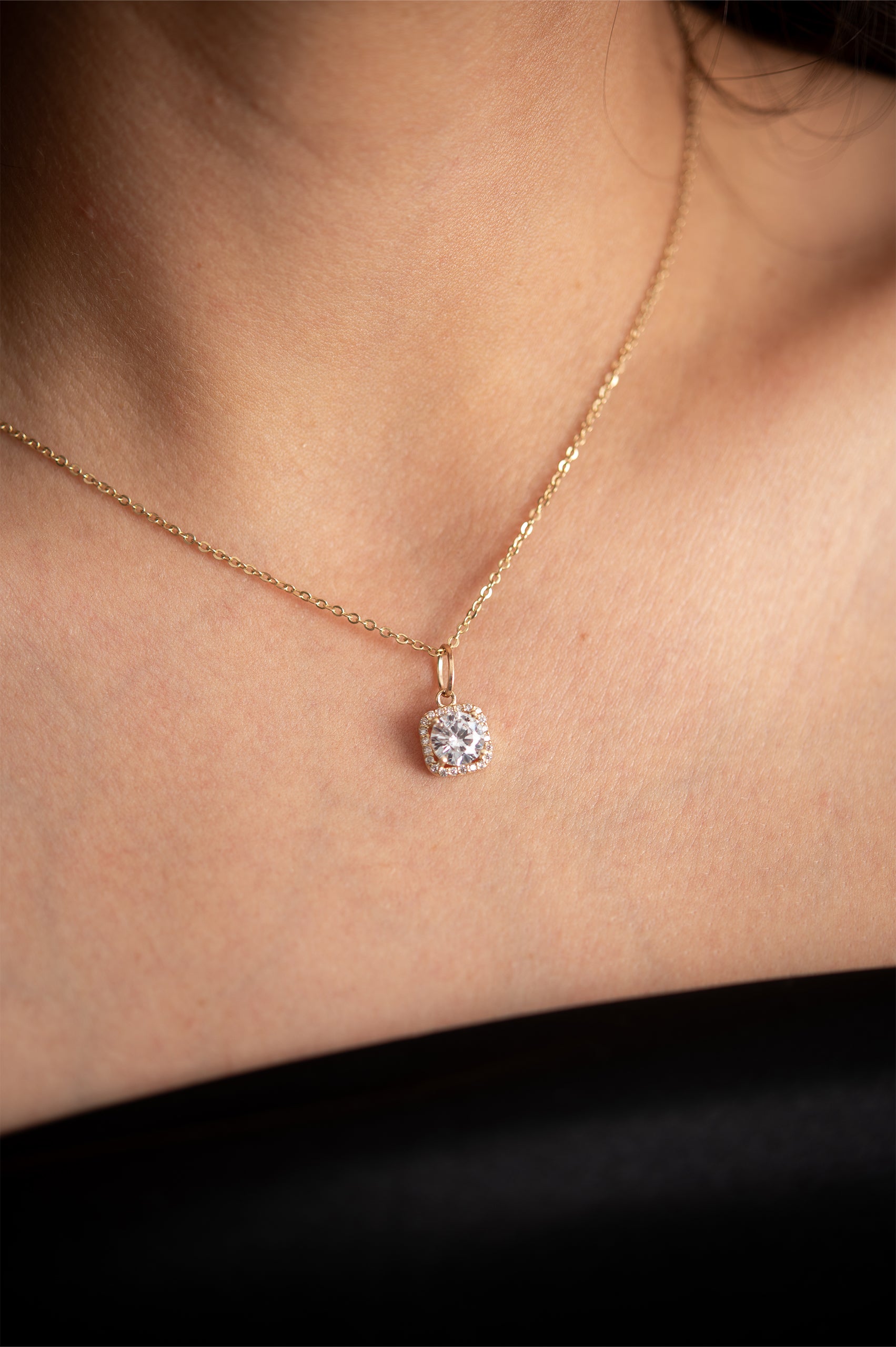 COLLAR CON HALO CUADRADO BRILLANTE