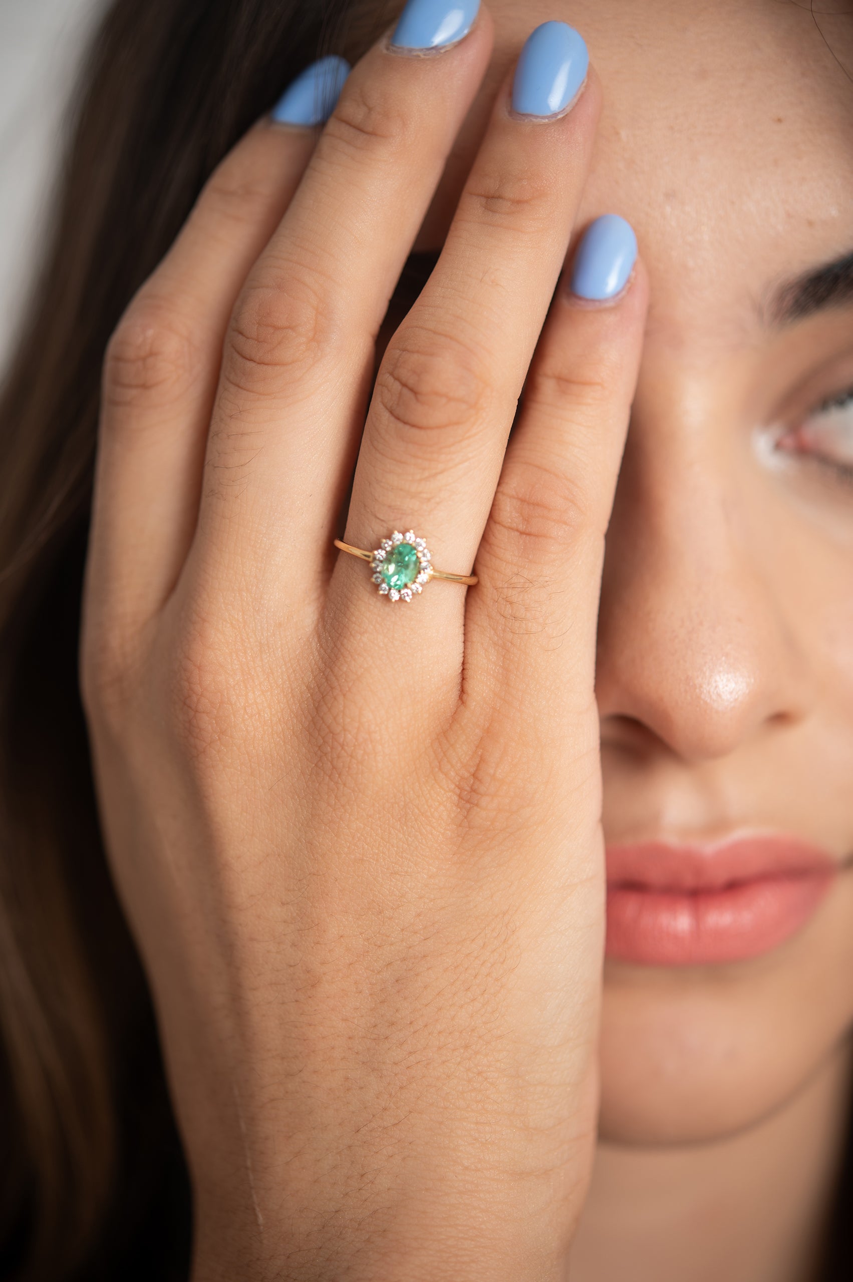 ANILLO ESMERALDA OVAL CON HALO BRILLANTE